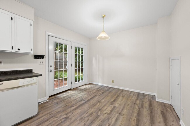 Building Photo - Awesome 2BE/1.5BA duplex in fantastic location in Nashville!