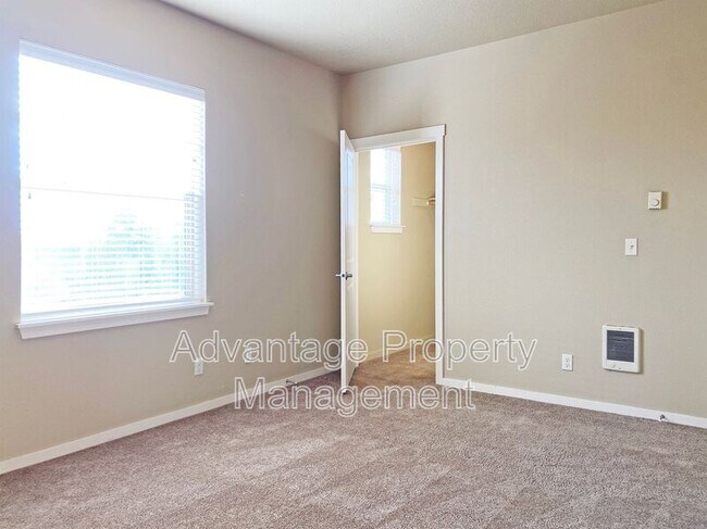 Building Photo - 523 Catron St N