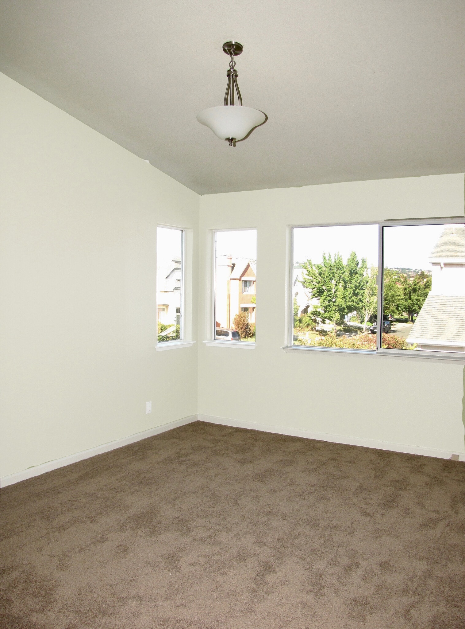 master bedroom with cathedral ceiling - 2306 Francisco Ave