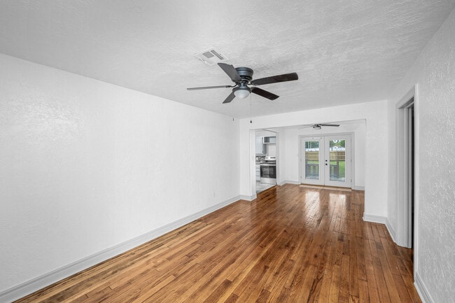 Building Photo - 1925 NW Oak Ave