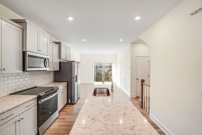 Building Photo - 2BR Townhome w/ 2 En-Suite Baths + Garage in 28208