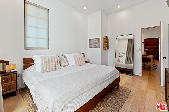 Building Photo - 358 N Bronson Ave