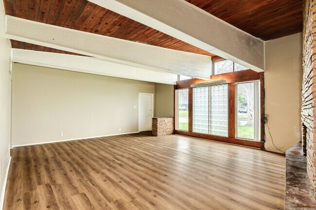 Building Photo - 159 Oak Dr