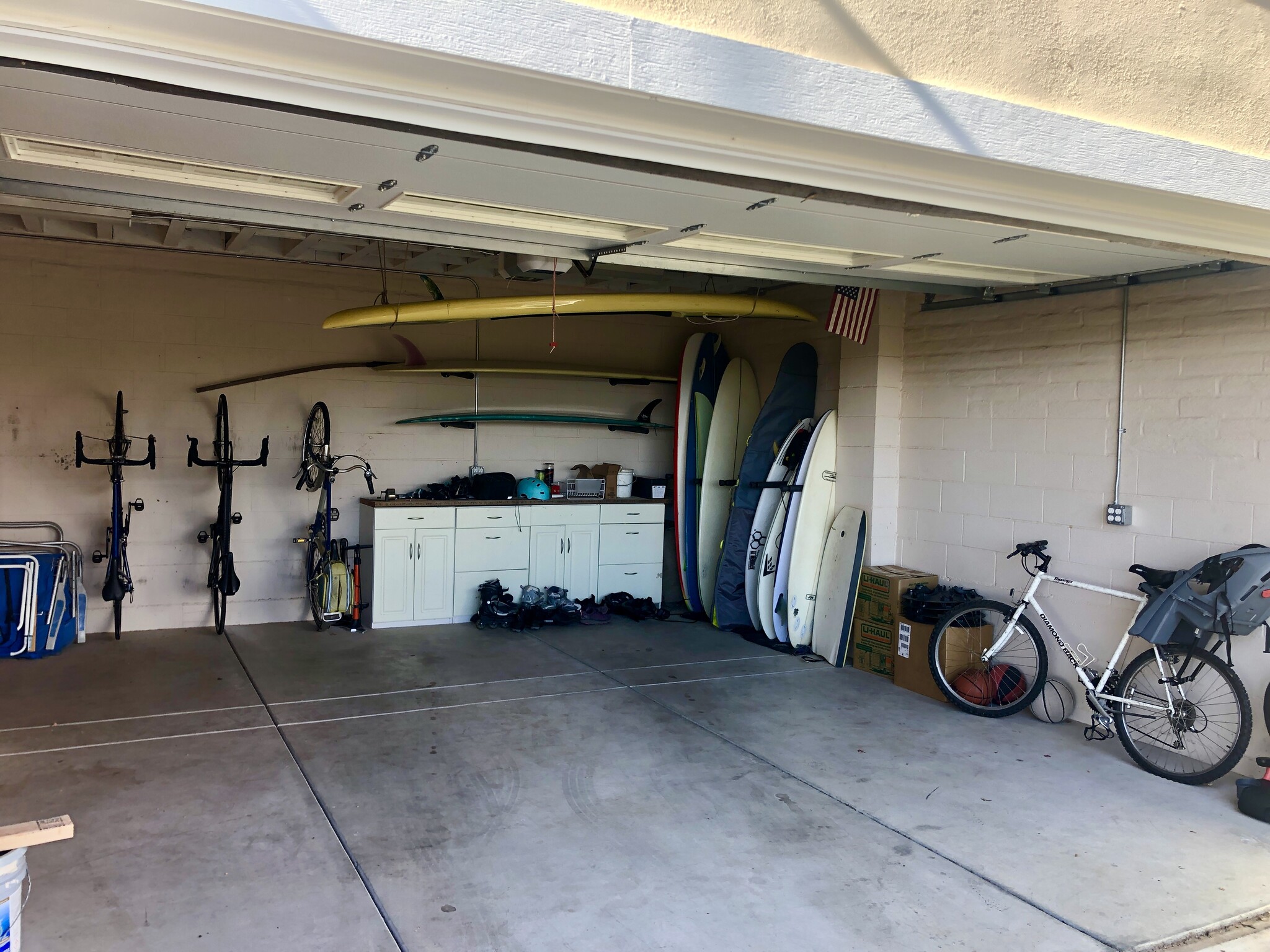 2-car garage - 880 Cambridge Dr