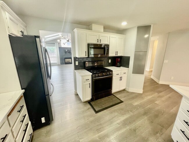 Building Photo - Beautifully Remodeled 3bd/2bath Hillsboro ...