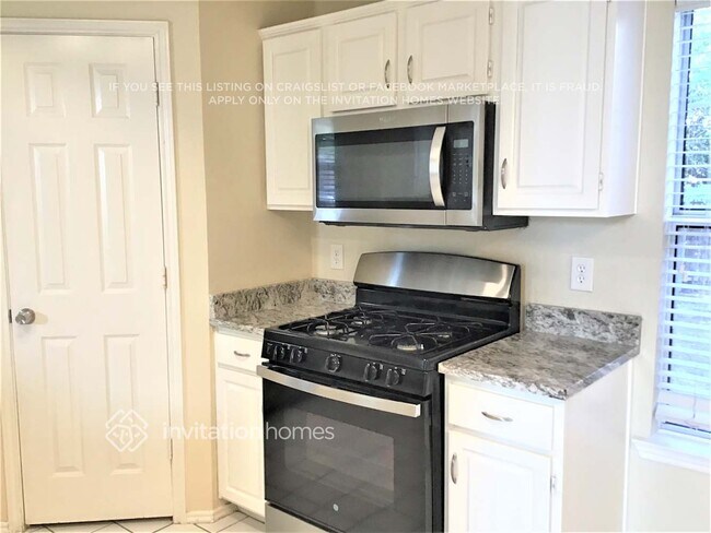 Building Photo - 8013 Yacht Club Dr