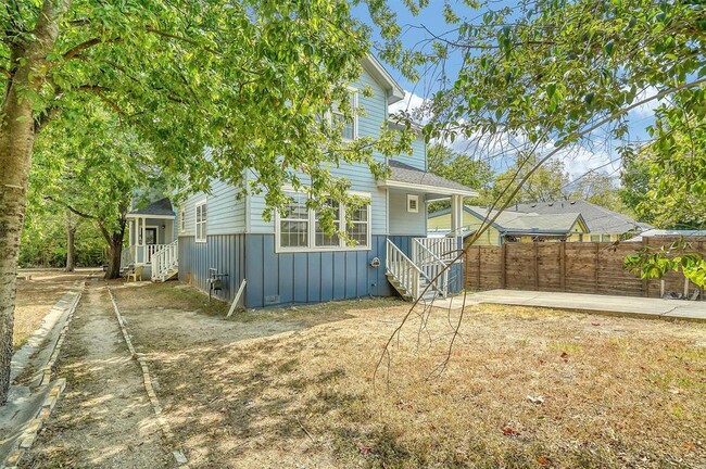 Building Photo - 2115 E 18th St