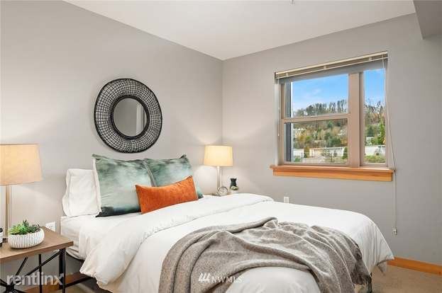 Building Photo - 827 Hiawatha Pl S