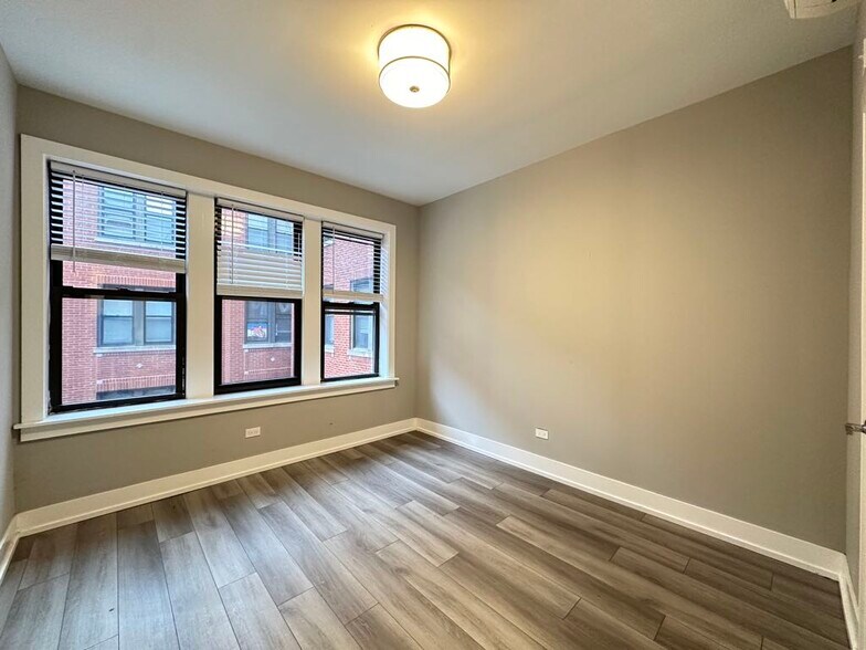 Building Photo - 3913 N Janssen Ave