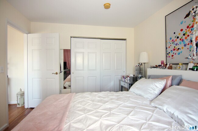 Building Photo - 300 Broad St