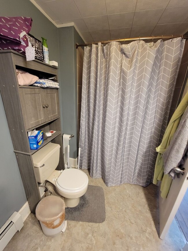 Building Photo - AVAILABLE JUNE - 3 Bed, 1 Bath Updated Home!