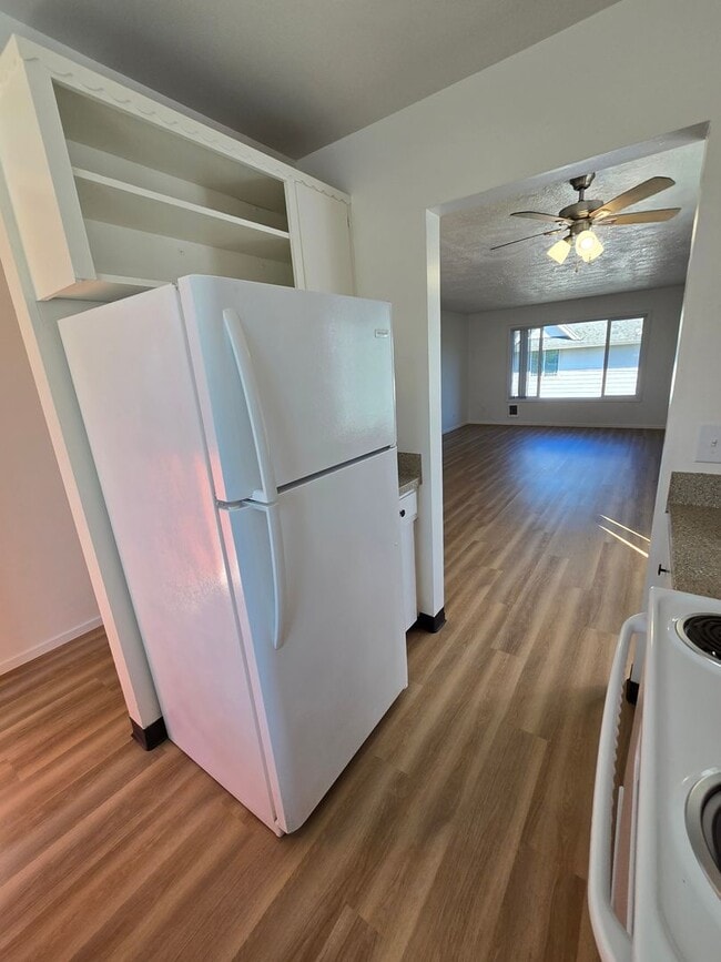 Building Photo - *!*!* Rent Ready Upstairs Pet Friendly 3 B...