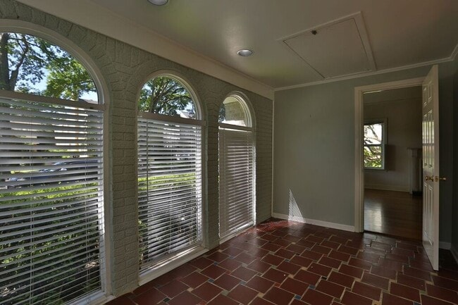 Building Photo - 3124 Jarrard St