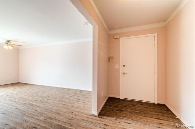 Building Photo - 474 Fox Hills Dr S