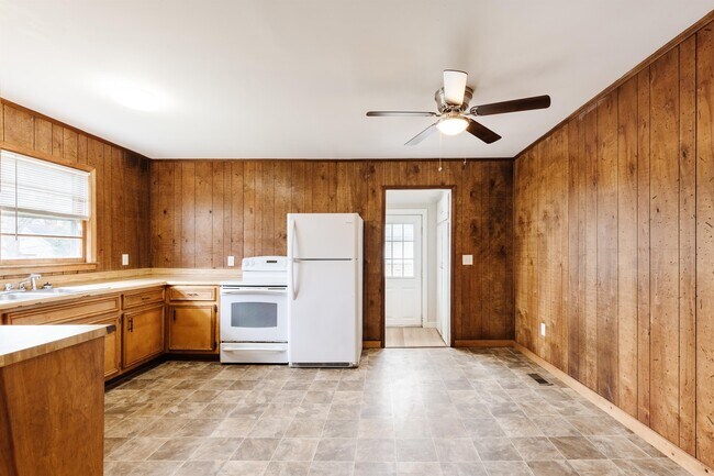 Building Photo - 22 E 7th St