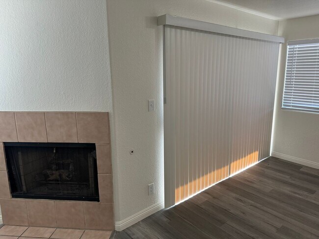 Building Photo - SW!! 2 Bedroom Condo!! 1st Floor!! Newly r...