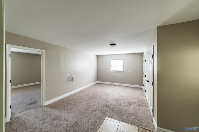 Building Photo - 2107 Edinburgh Dr SW