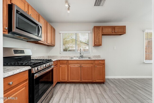 Building Photo - 744 W Coolidge St