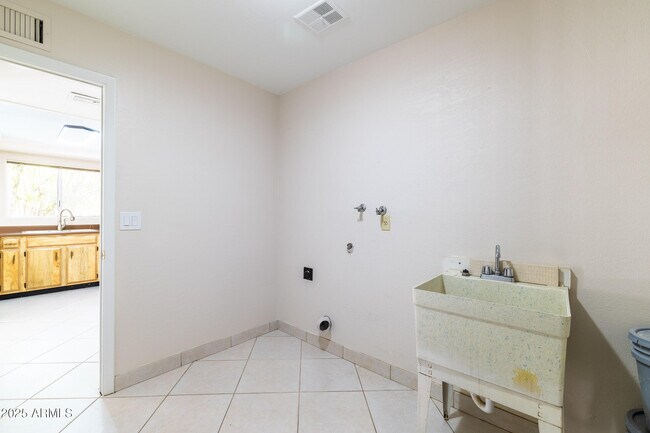 Building Photo - 2847 E Acoma Dr