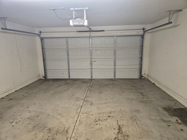 Building Photo - Coming Soon! A cozy 3 bed, 2 bath, located in El Mirage (Available 05/15/26)