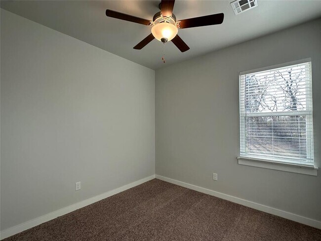 Building Photo - 17030 Oak Dr