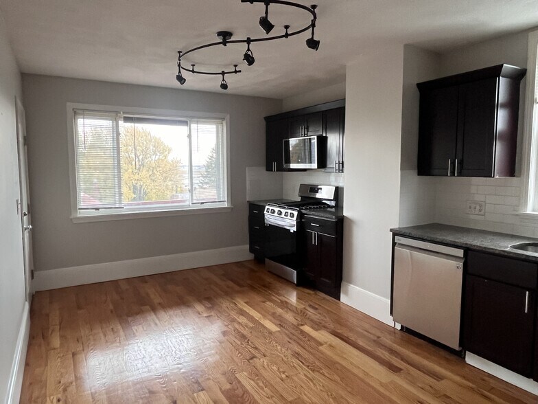 Building Photo - 69 Homer St