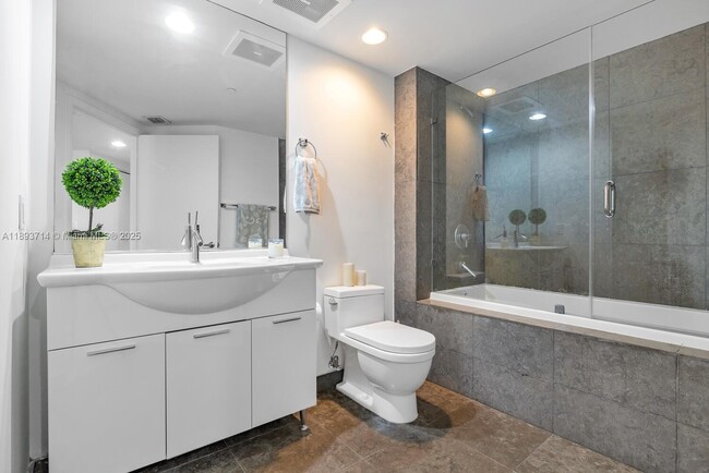 Building Photo - 475 Brickell Ave