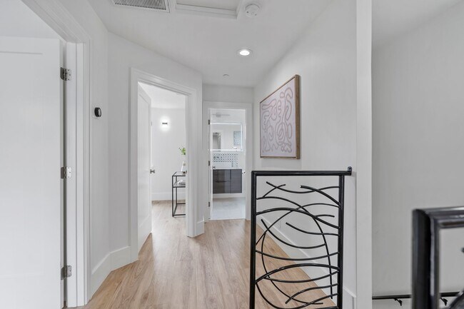 Building Photo - Stunning 4/3 in the Oakland Hills