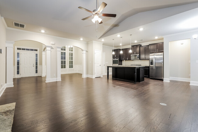 Building Photo - Stunning 3-Bedroom Home with Sunroom