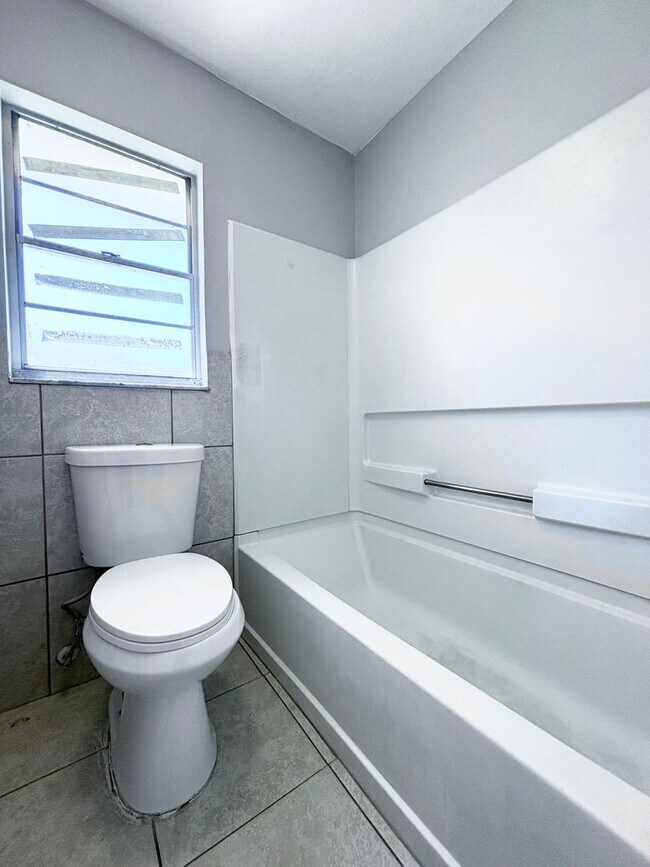 Building Photo - 4133/4135 SW 7th Pl Duplex