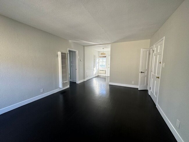 Building Photo - 1325 S Highland Ave