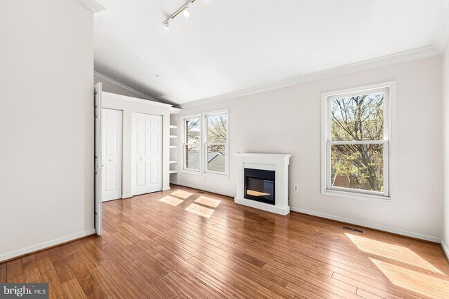 Building Photo - 211 W Hill St