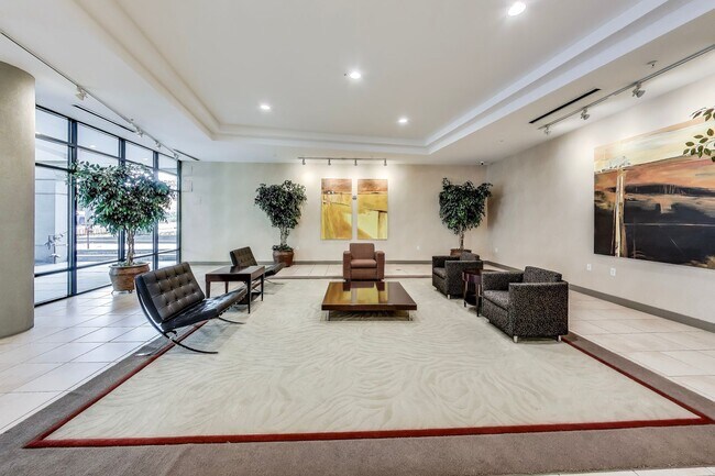 Building Photo - Luxury 1BD/1BA condo steps to SS METRO