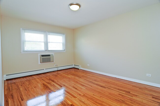 Building Photo - 7407 N Winchester Ave
