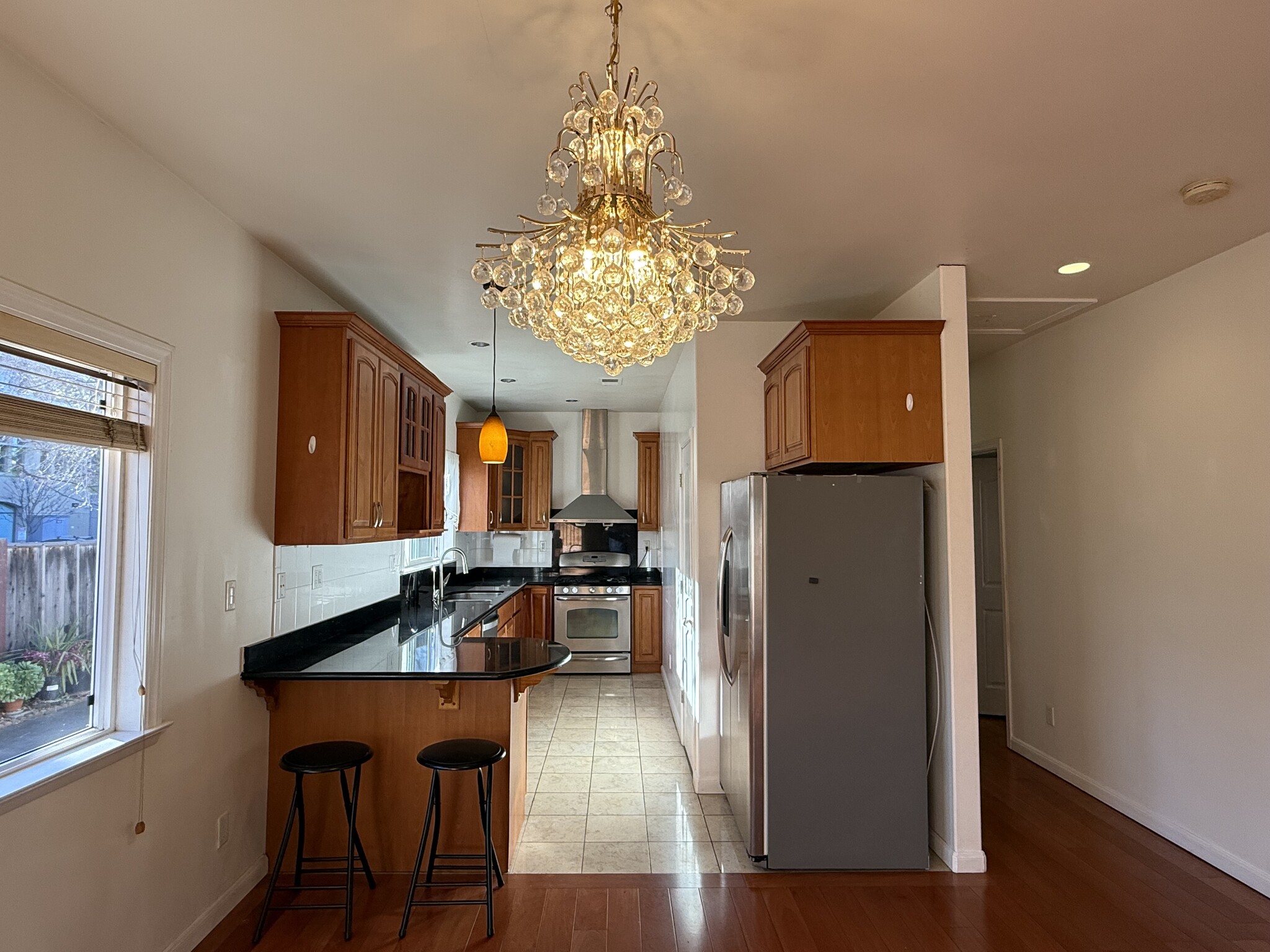 Entrance view of dining area and kitchen - 470 Pepper Ave