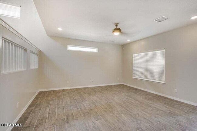 Building Photo - 657 La Entrada Cir