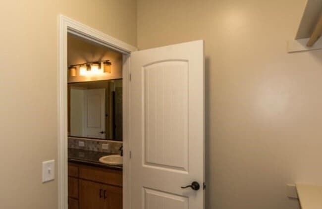 Building Photo - Newer Home - Great Location!