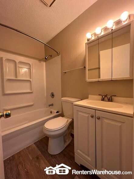 Building Photo - 802 Hartford Ave