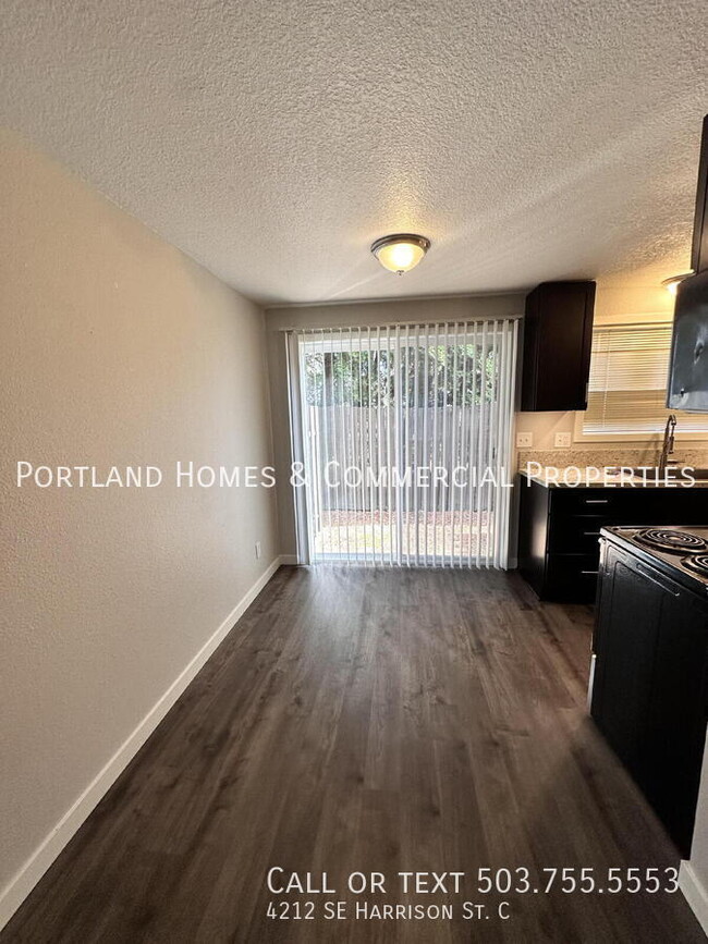 Building Photo - Recently Updated 2-Bd Milwaukie 4-Plex. Ne...