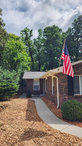 Building Photo - 722 Shadycrest Dr