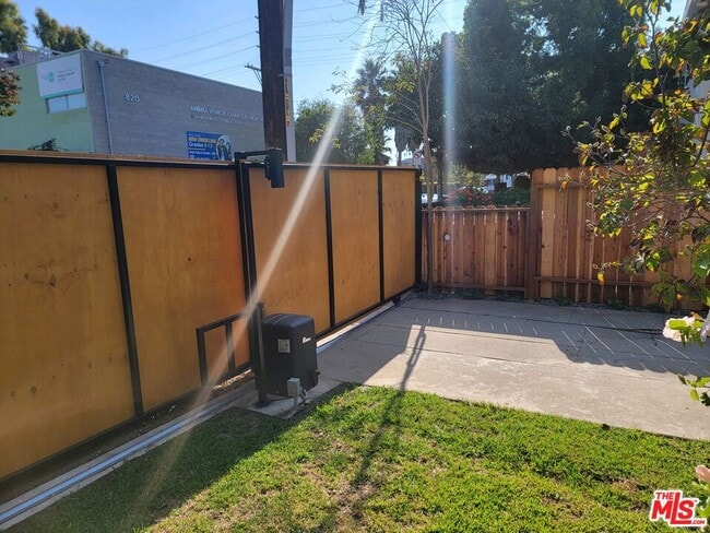 Building Photo - 825 Broadway St