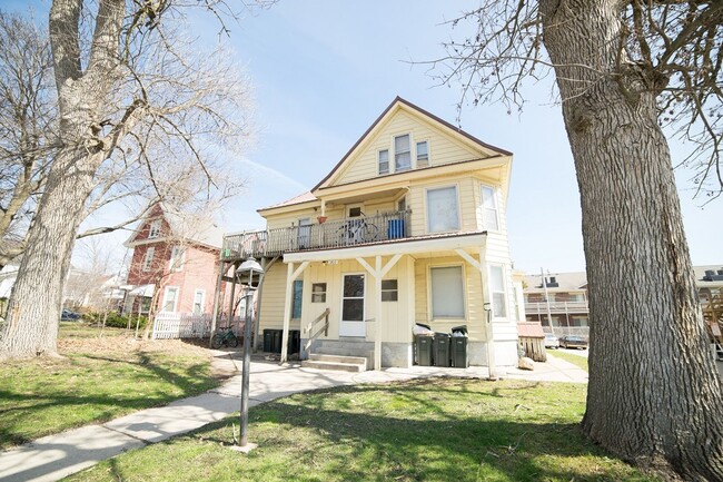 Interior Photo - 2610 College St - Cedar Falls