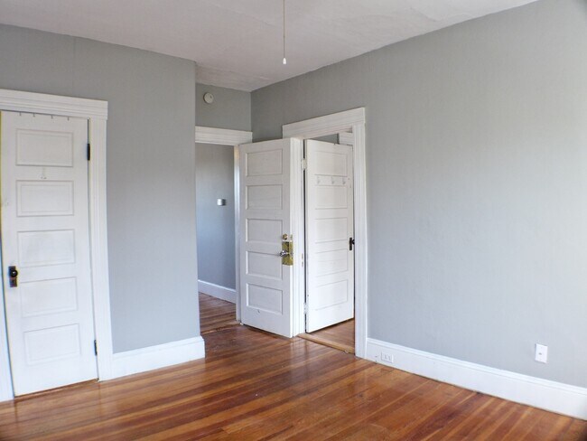 Building Photo - Bolivia St