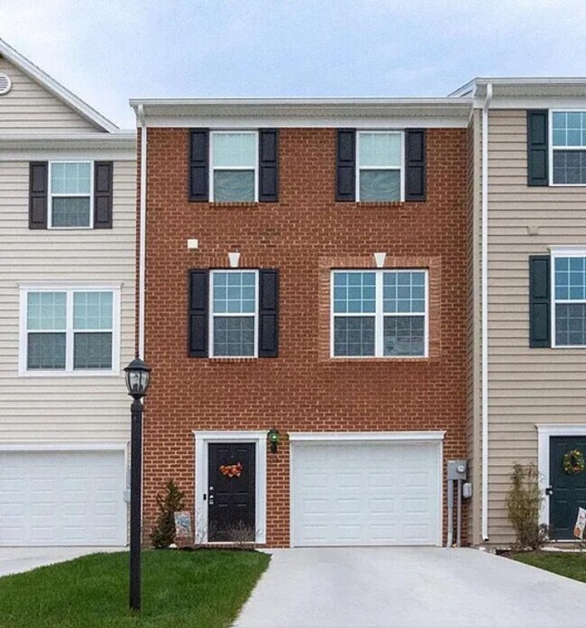 Building Photo - Coming Soon- Modern 3 Bedroom, 2.5 Bath To...