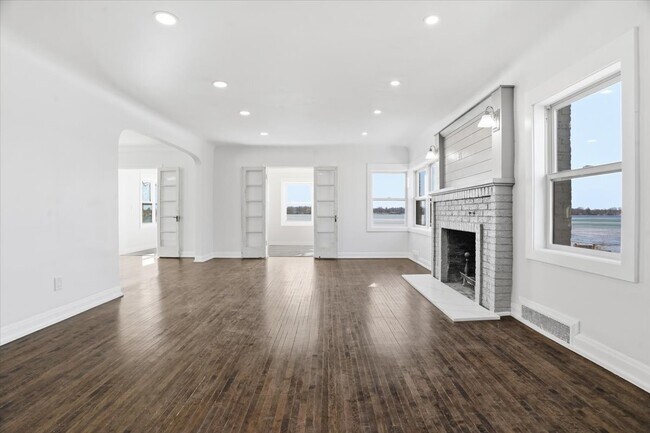 Building Photo - 297 E Lakeview Ave