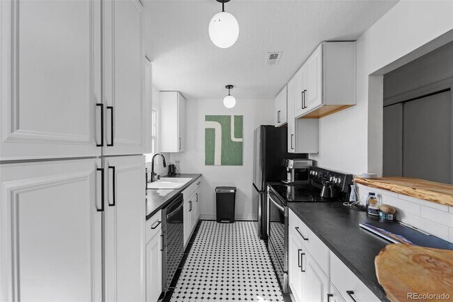 Building Photo - 305 Maplewood Dr