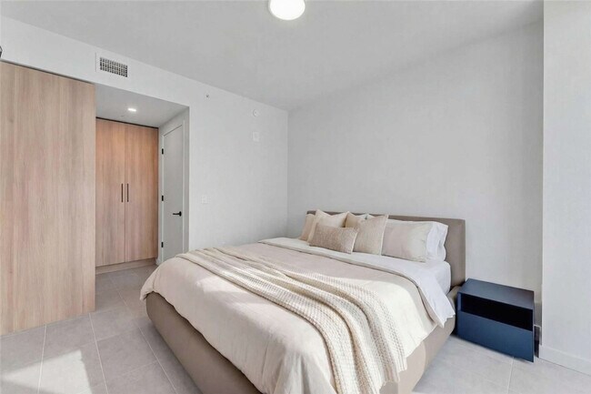 Building Photo - 501 NE 1st Ave