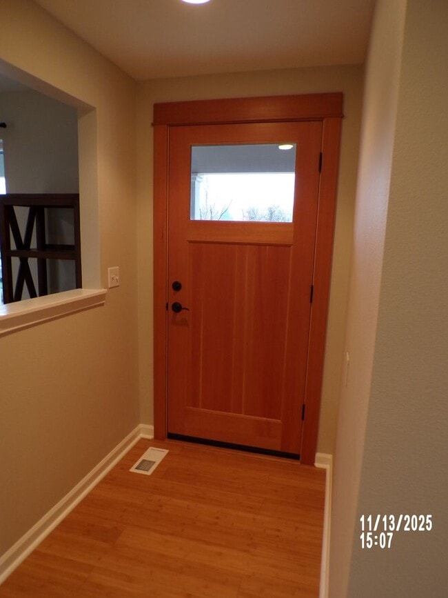 Building Photo - Charming house close to parks