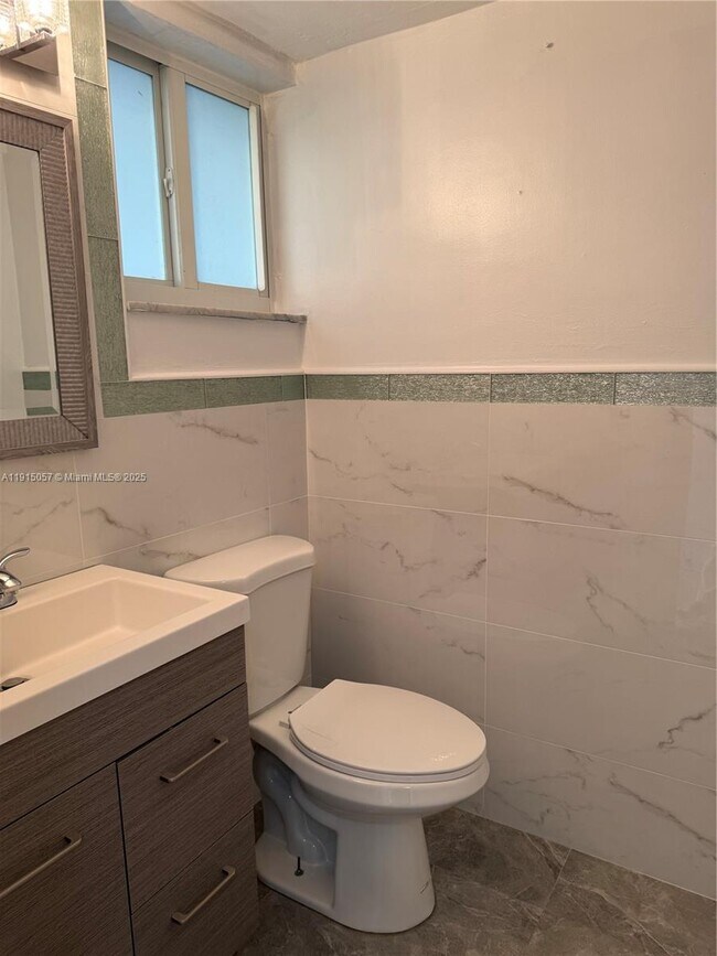 Building Photo - 18901 NE 14th Ave