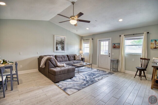 Building Photo - Annual Cottage minutes from Manasota Key Beach!  (2 Units on Property)